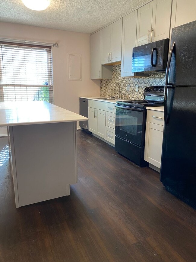 Building Photo - SPACIOUS 3 bedroom 2 bath Townhome COMING SOON!