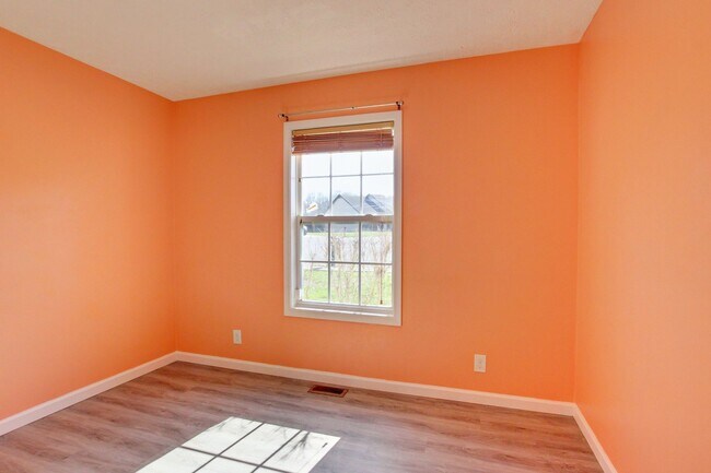 Building Photo - Sweet 3 bed 2 bath.  Cat friendly.