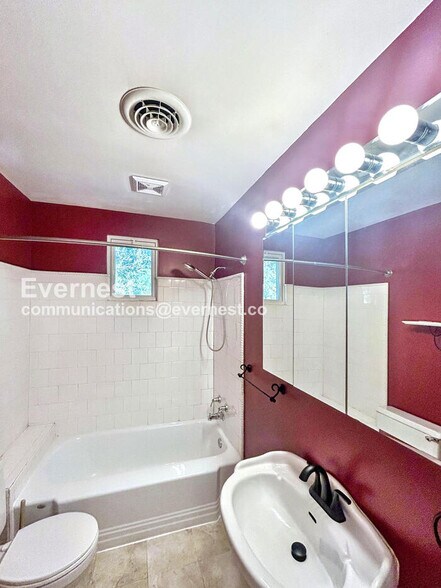 Building Photo - 2116 Oakwood Ln