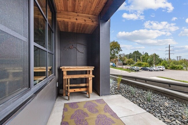 Building Photo - Hip Strip Furnished Condo in Reed Building $2,500 / Month - DATES NEGOTIABLE