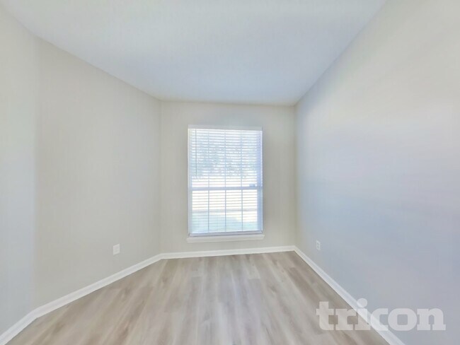 Building Photo - 1020 Woodbridge Hollow N