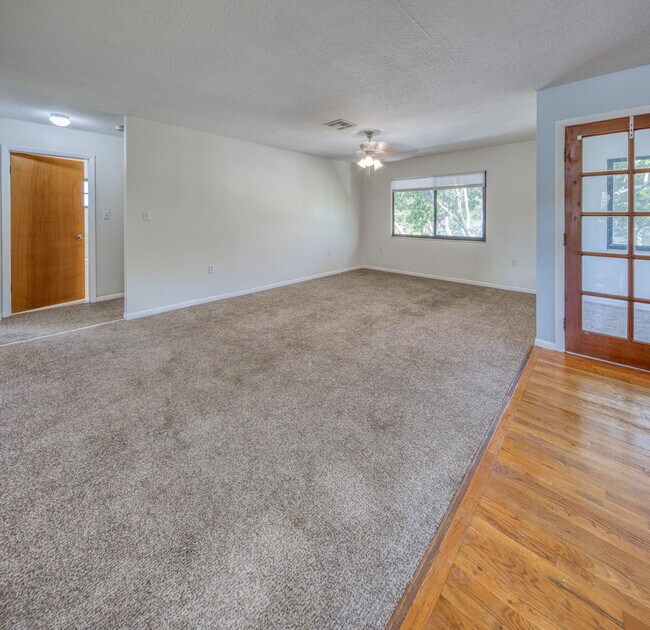 Building Photo - 111 N Lakeside Dr