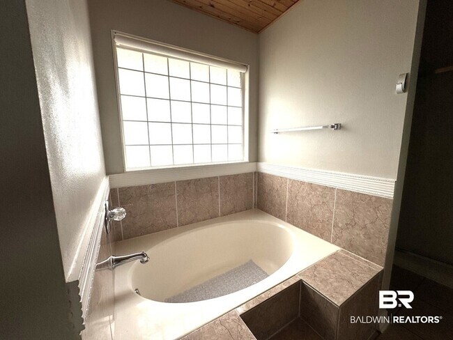 Building Photo - 9964 Hollowbrook Ave