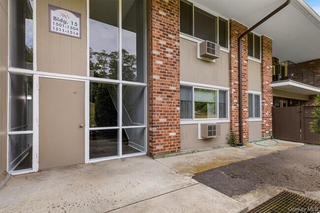 Building Photo - 1513 Old Country Rd