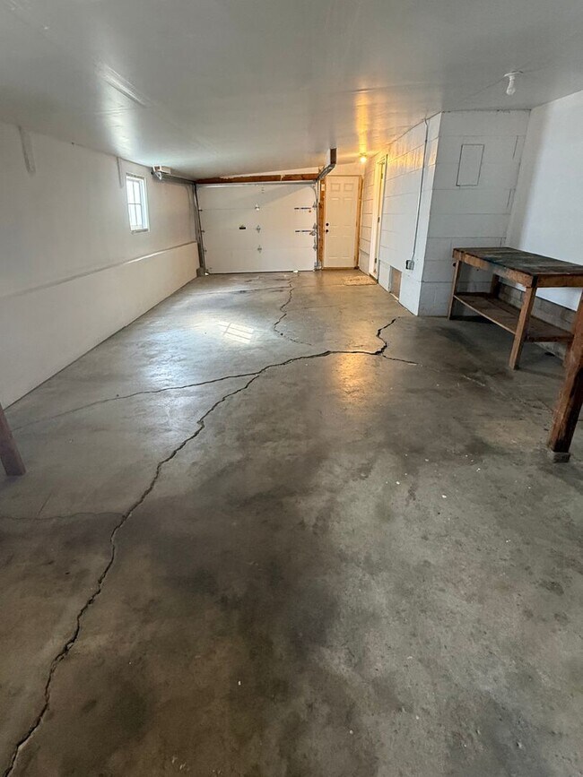 Building Photo - West Side 3 bedroom, 2 bathroom home for rent