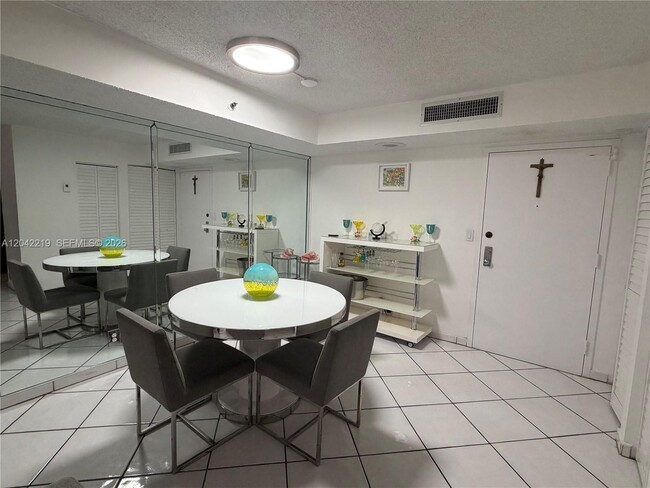 Building Photo - 2625 Collins Ave