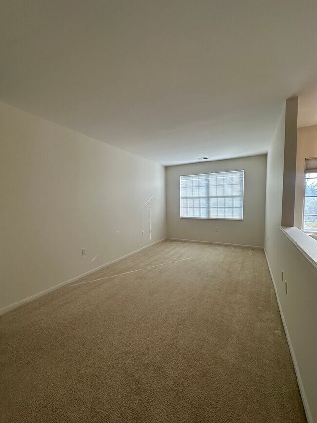 Building Photo - Spacious 2BR/2BA Townhome in Cobblestone F...