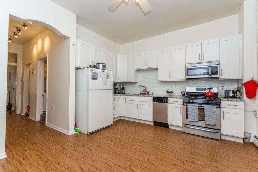 Kitchen - 1365 N Leavitt St