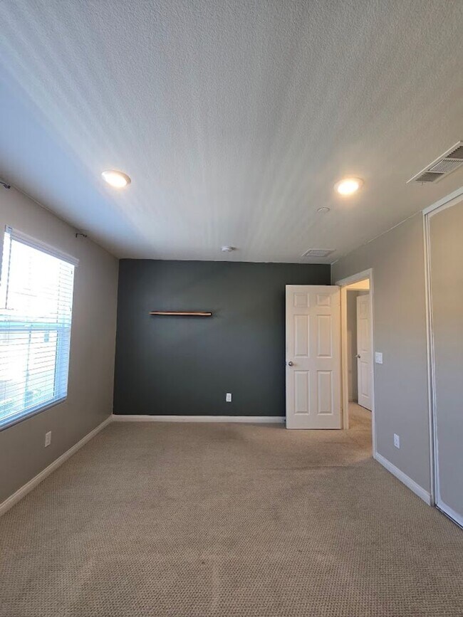 Building Photo - 3-Bedroom Home in Gated Community with Mod...