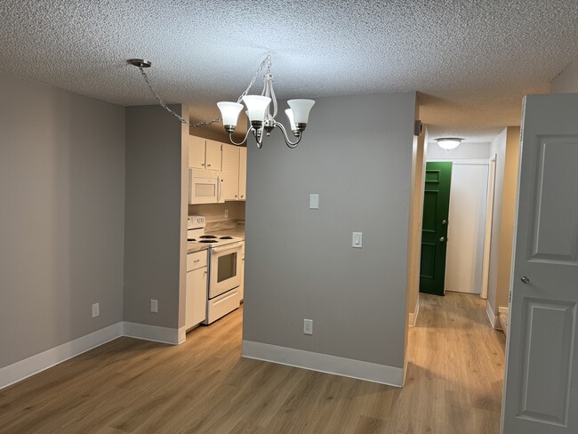 Building Photo - Fully renovated 2 bedroom, 1.5 bath apartm...