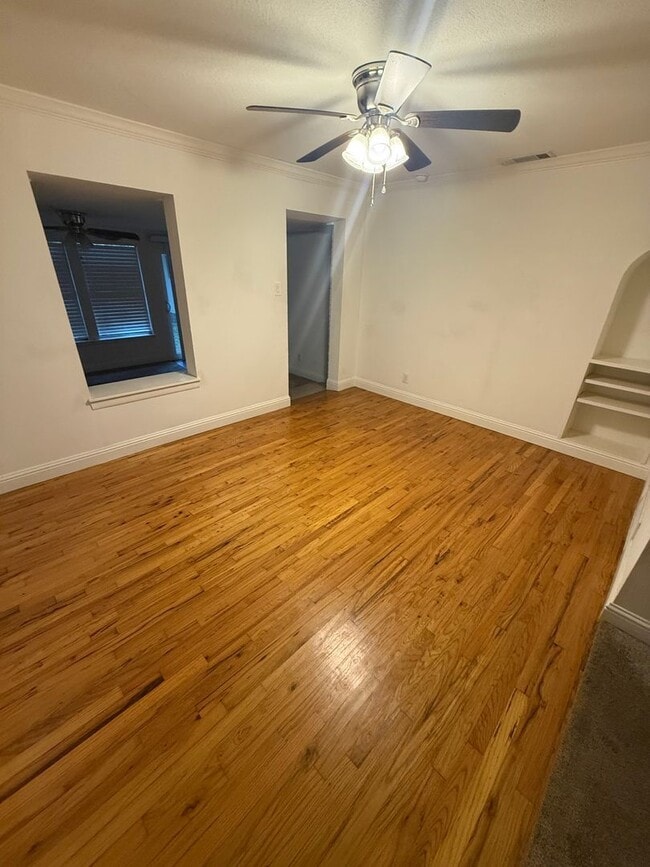 Building Photo - Check out this home in the heart of Benbrook!