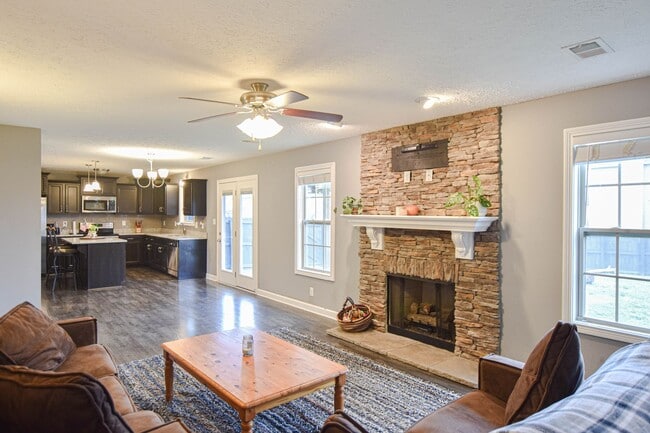 Building Photo - Pet Friendly Four Bedroom!