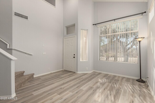 Building Photo - 1526 E Charleston Ave