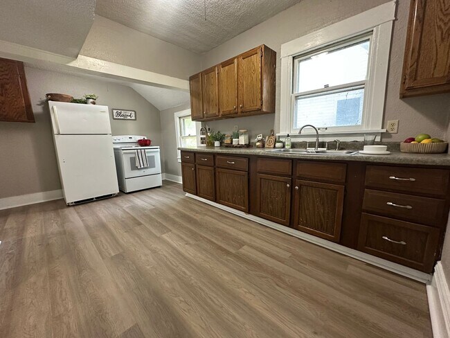 Building Photo - Renovated 3 bedroom house for rent in Waterloo