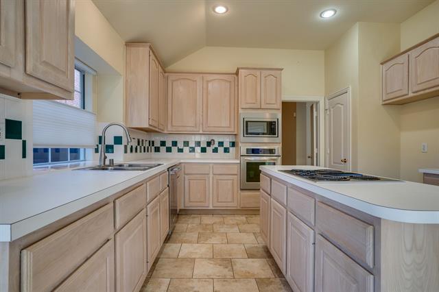 Building Photo - 2724 Lakehollow Ln