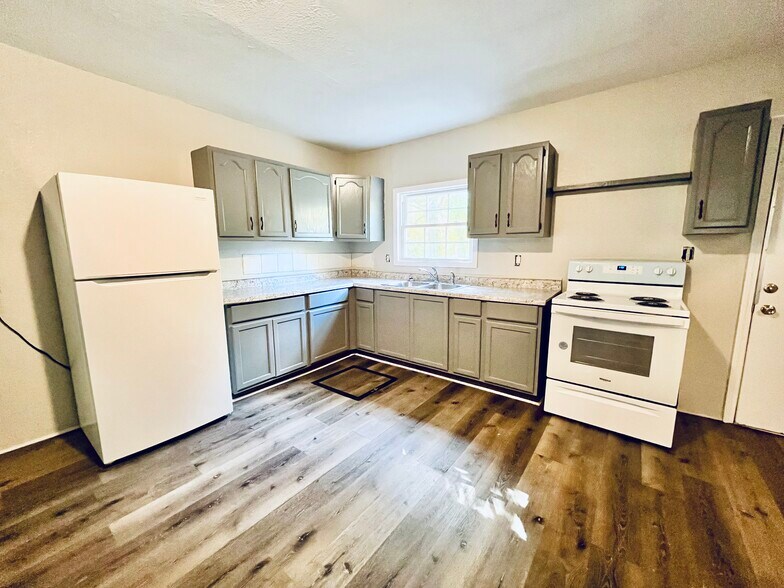 Building Photo - 2300 W Madison St