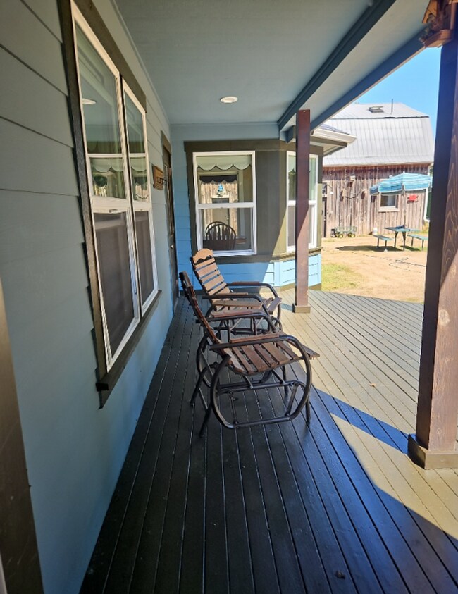 Building Photo - Move in Credit of $1,200! Spacious Two Sto...