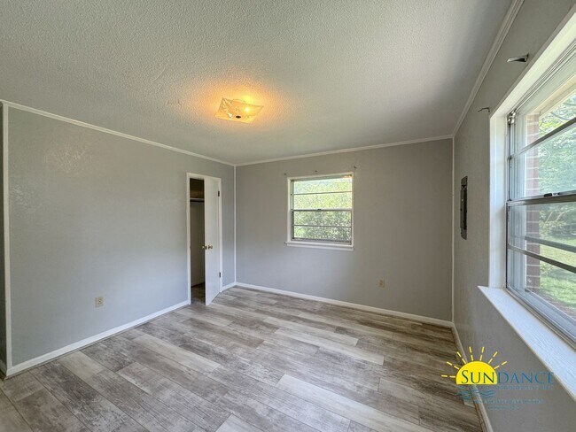 Building Photo - 2052 Roberts Dr