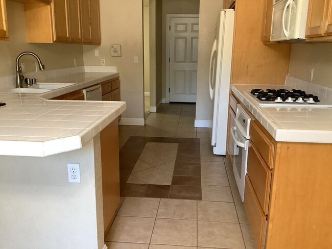 Building Photo - Central Roseville Single Story, 3 Bedroom, 2 Bath, 2 Car Garage Close to schools & Shopping