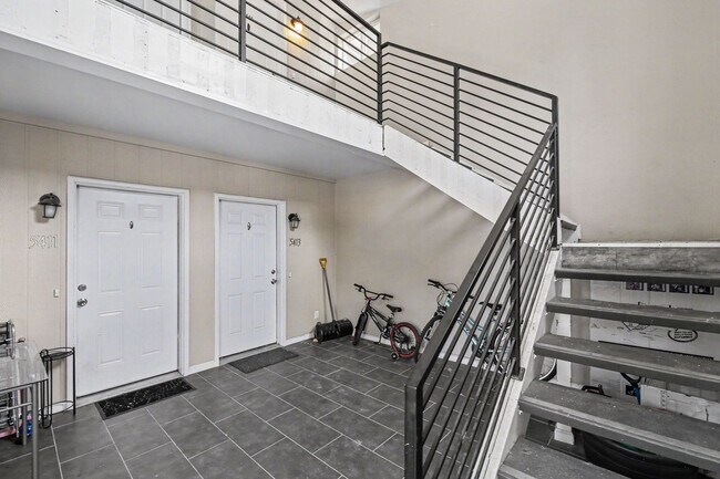 Building Photo - FOR RENT! Beautifully Remodeled 2 Bed/1 Bath Unit – Don’t Miss Out!
