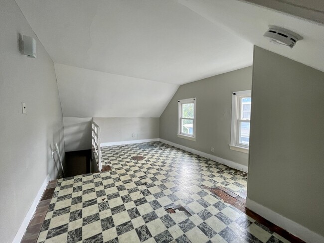 Building Photo - Spacious 4 Bedroom Twin FOR RENT in Bridge...