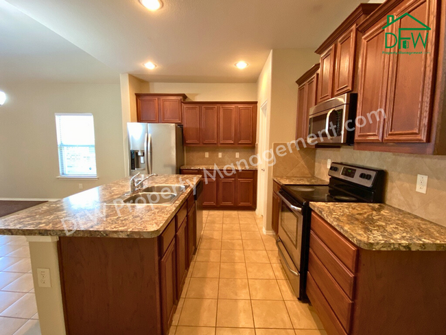 Building Photo - Stunning 4 Bedroom 2 Bathroom 2-Car Garage...