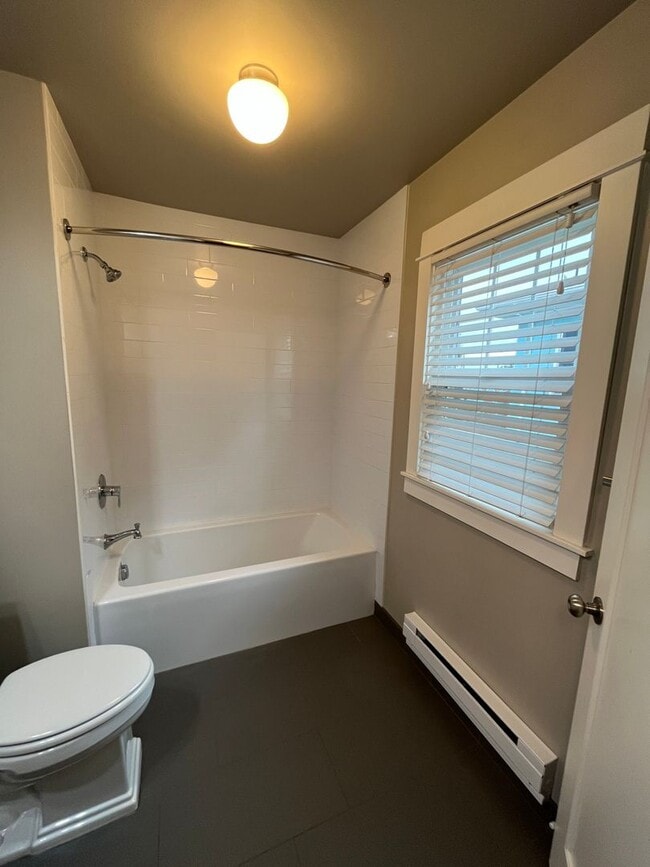 Building Photo - Large / Modern 1 Bedroom w/ Private Baseme...