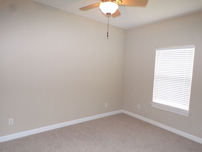 Building Photo - Spacious 3 Bed/2 Bath Home on Wooded Lot