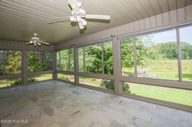 Building Photo - 1205 Greenbriar Dr