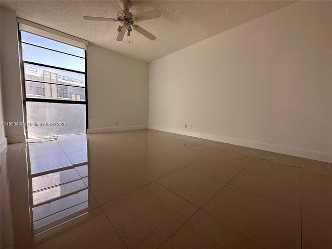 Building Photo - 20500 W Country Club Dr