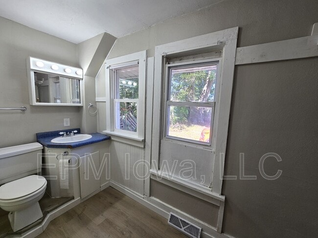 Building Photo - 518 Kern St