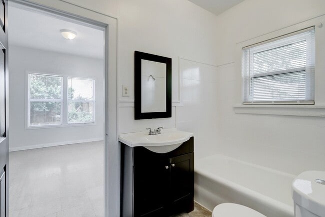 Building Photo - 3002 Isabella St