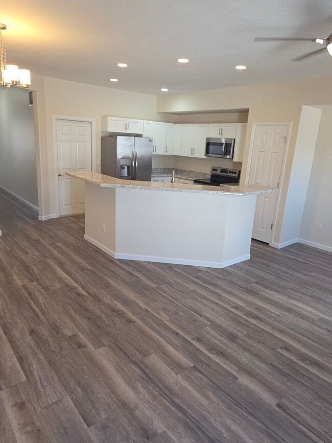Building Photo - 3 Bed 2.5 Bath PRIME location Townhome!!