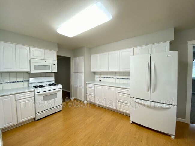 Building Photo - 6224 NW Dogwood Dr