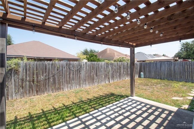 Building Photo - 808 W Chickadee Ave