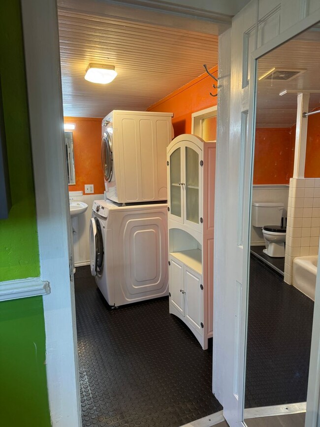 Building Photo - Adorable 1 BD + Loft and Office Bungalow in SE Richmond Neighborhood. ** Central Heat & AC! **
