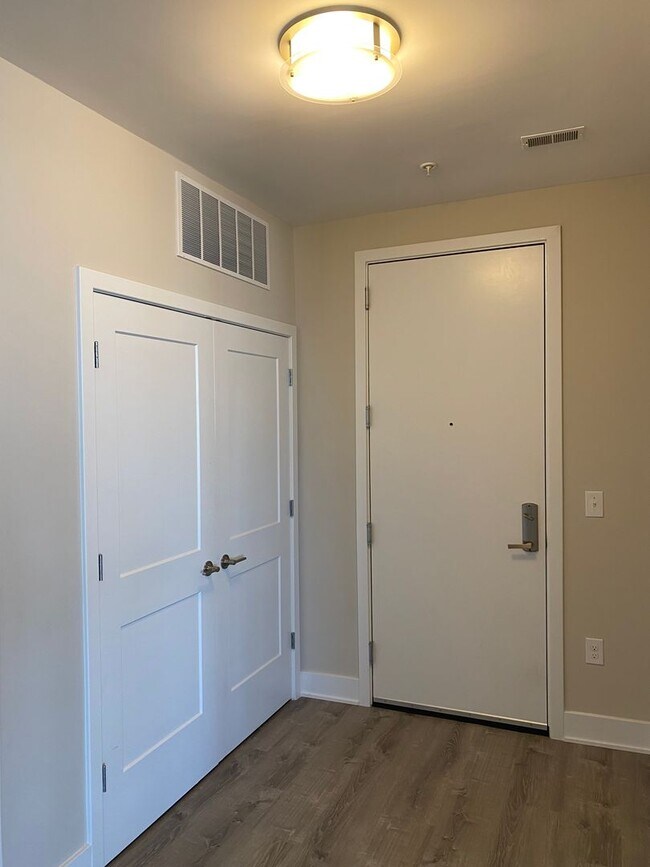 Building Photo - Gorgeous 2 Bedroom Condo in Oxon Hill!