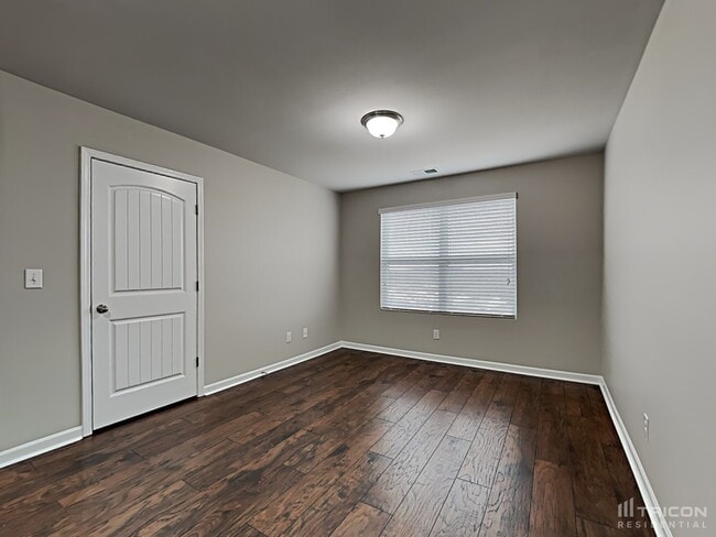 Building Photo - 832 Foxdale Dr