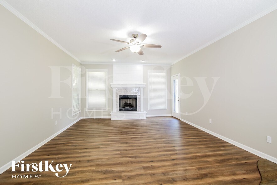 Building Photo - 15211 Maple St