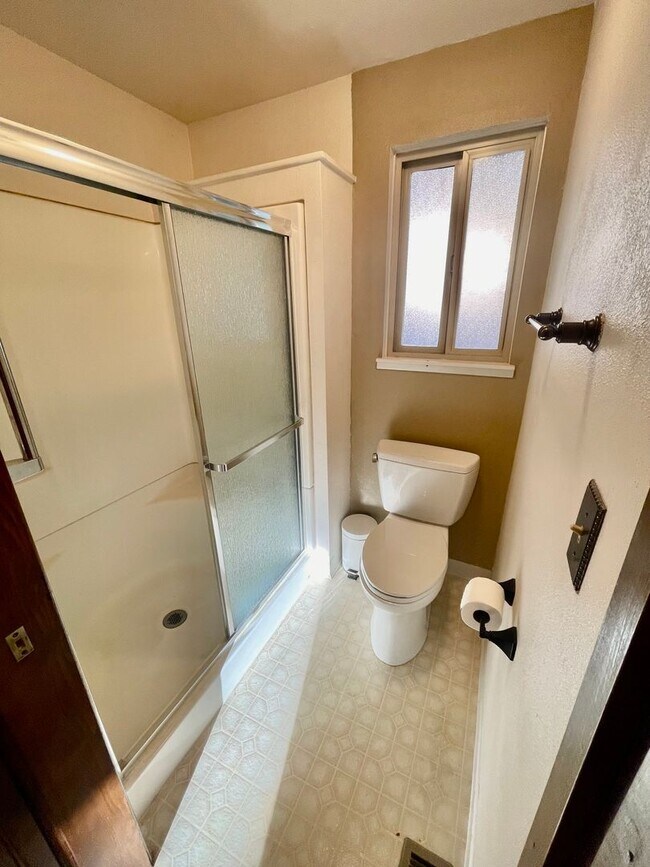 Building Photo - Beautiful 2bd/1bath South Tabor Home with ...