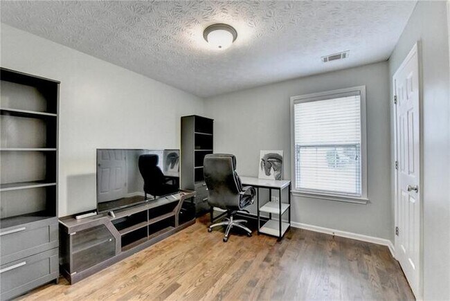 Building Photo - House 3 Beds 3 Baths