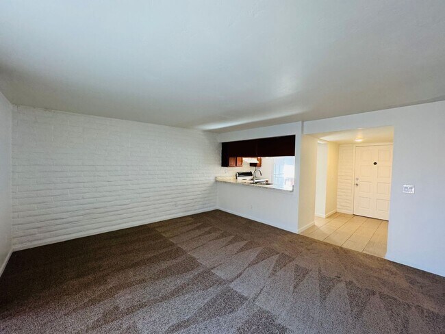 Building Photo - Beautiful Townhome in Great Eastside Location