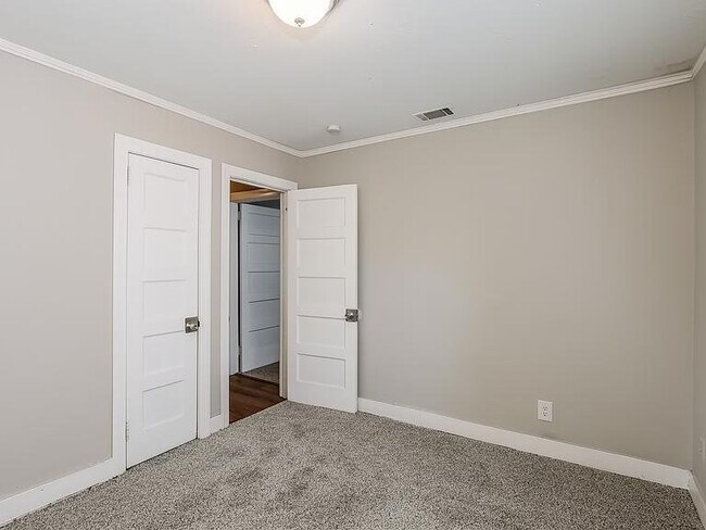 Building Photo - 1806 Hampton Ave