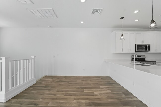 Building Photo - Like Brand New Luxurious Modern 3 Bedroom 2 Bath Townhome in Warner Meadow – Rare Rental Opportun...