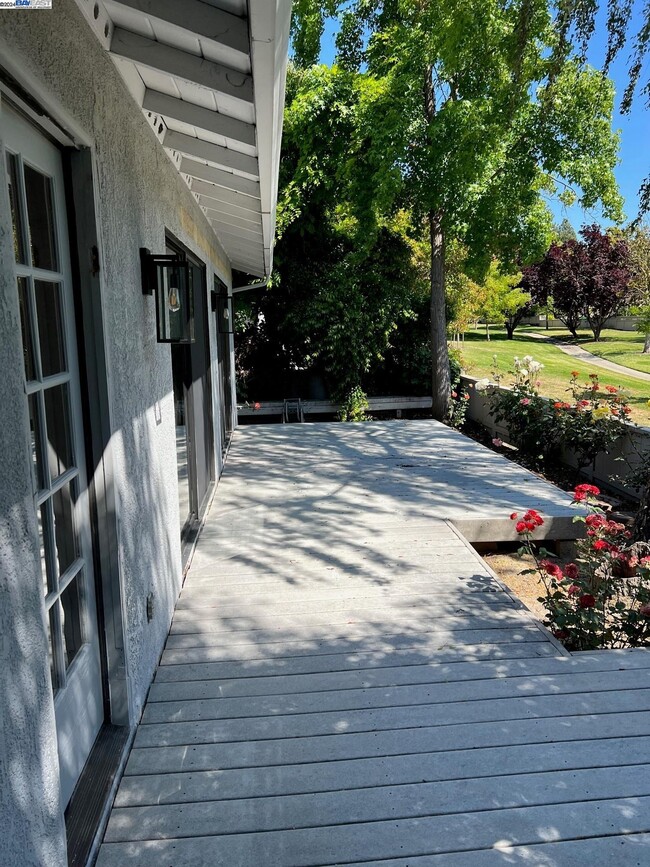 Building Photo - 535 Cambrian Way