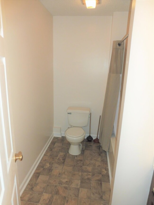 Building Photo - 504 Ashley Oaks Pvt. Dr. Kingsport, TN 37663