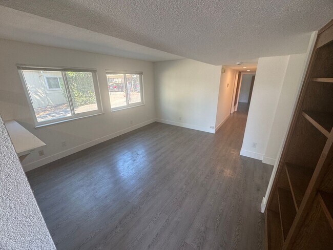 Building Photo - 2340 Villanova Cir