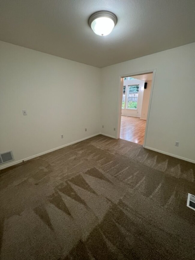 Building Photo - Beautiful 4 Bedroom Eagle River Home!