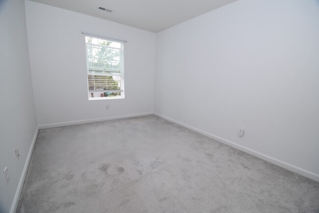 Building Photo - 432 NE 57th Ave