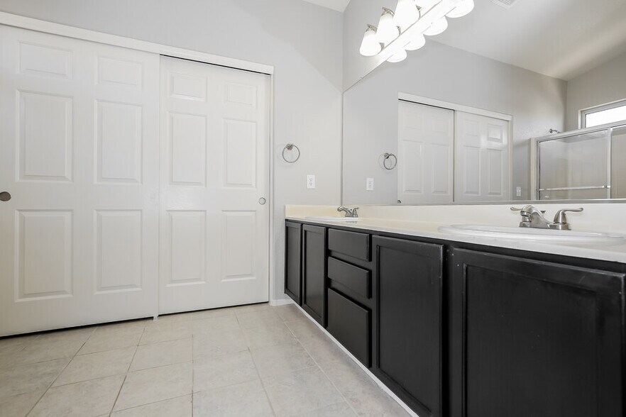 Building Photo - 6108 Soft Springs St